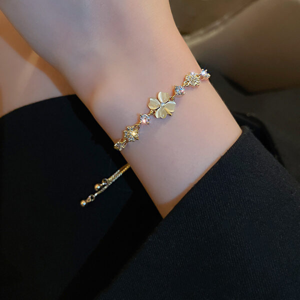 Bracelet Cil de Chat avec Design Floral