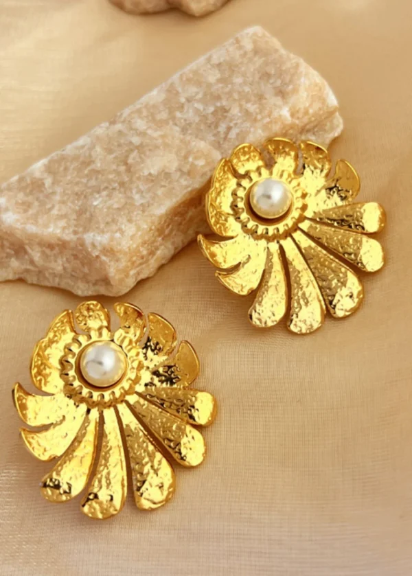 Fleur d’Antan” – Boucles d’oreilles fleurs & perles (plaqué or 18K, style vintage français)
