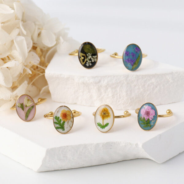 Bague en Fleurs Séchées Colorées & Résine Époxy (Plaqué Or Inoxydable)