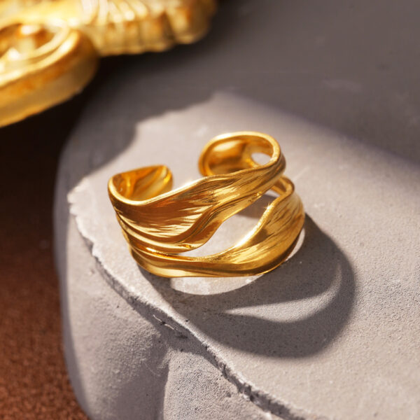 L’Irrégulière – Bague Sculpture en Acier Doré 18K (Style French Avant-Garde)
