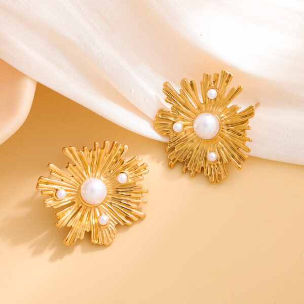 Boucles d’oreilles en acier inoxydable style français vintage avec pétales irréguliers et perles incrustées.