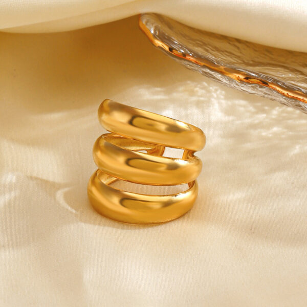 “LIGNE D’OR” – Bague Épaisse en Titane Plaqué Or 18K (Style Minimaliste Luxe)