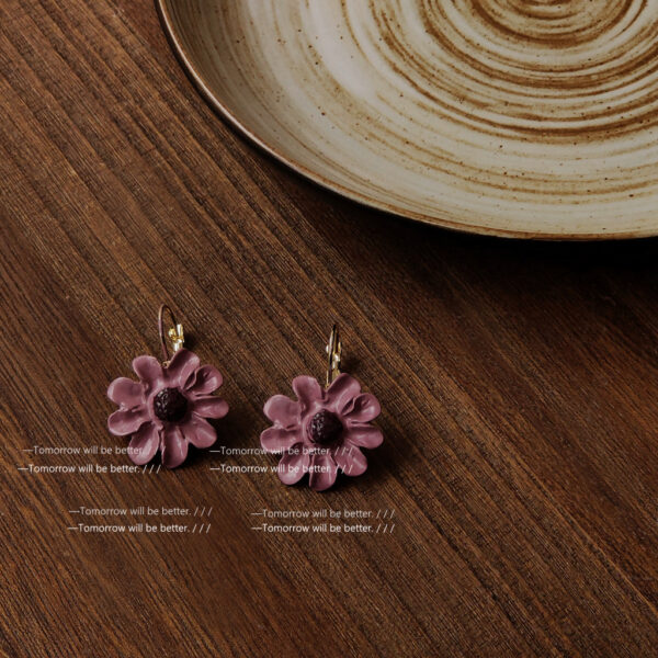 Boucles d’oreilles en forme de marguerite violette