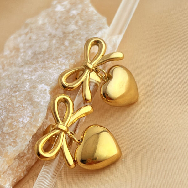 Double Noeud” – Boucles d’oreilles cœurs & nœuds plaquées or 18K (style K-pop chic)