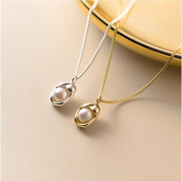 Pendentif Irrégulier en Cuivre Doré – Perle Pois & Design Luxe Minimaliste