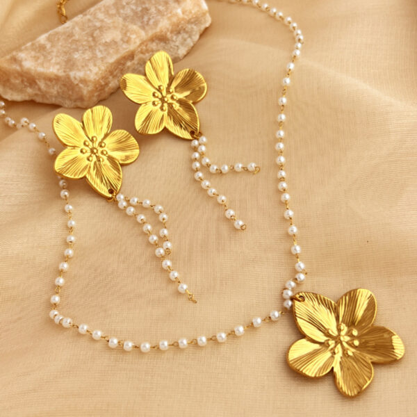 Rêve Méditerranéen” – Set Collier & Boucles d’Oreilles Fleurs de Mer (Or 18K & Perles)