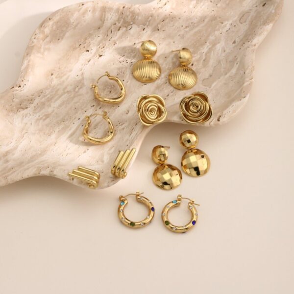 Boucles d’oreilles vintage aristocratique dorées – Style rétro chic en métal plaqué or 18K résistant.