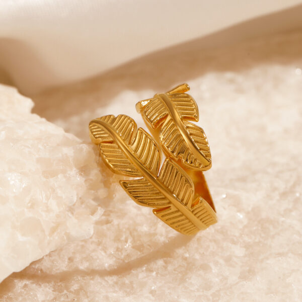 “Feuille d’Éternité” – Bague Feuille en Titane Plaqué Or (Style Nature Luxe)