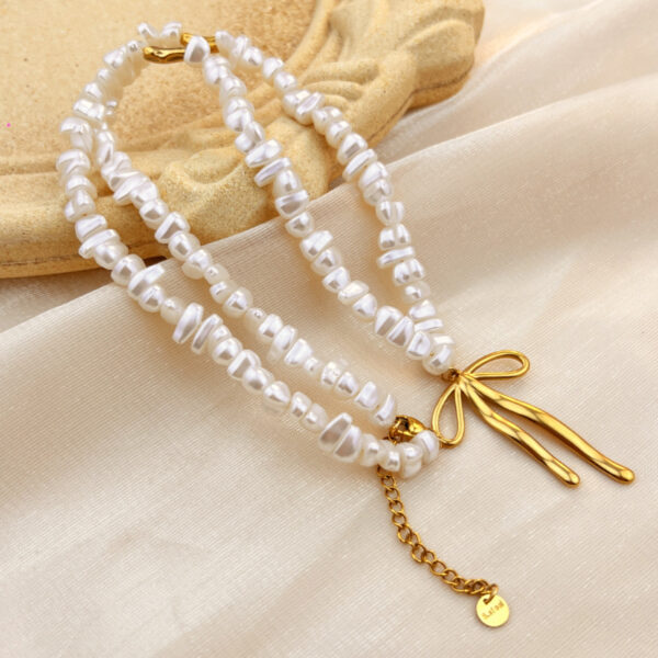 Ruban d’Or” – Collier papillon plaqué or 18K (style français minimaliste)
