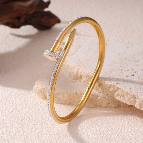 “Clou de Luxe” Le bracelet iconique qui fusionne audace et féminité 💎