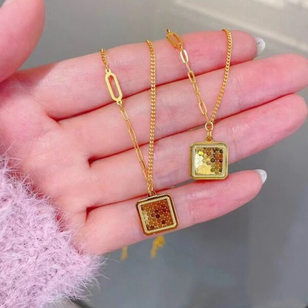 Collier Carré Écailles de Poisson en Acier Titane – Luxe Discret & Brillance Intense